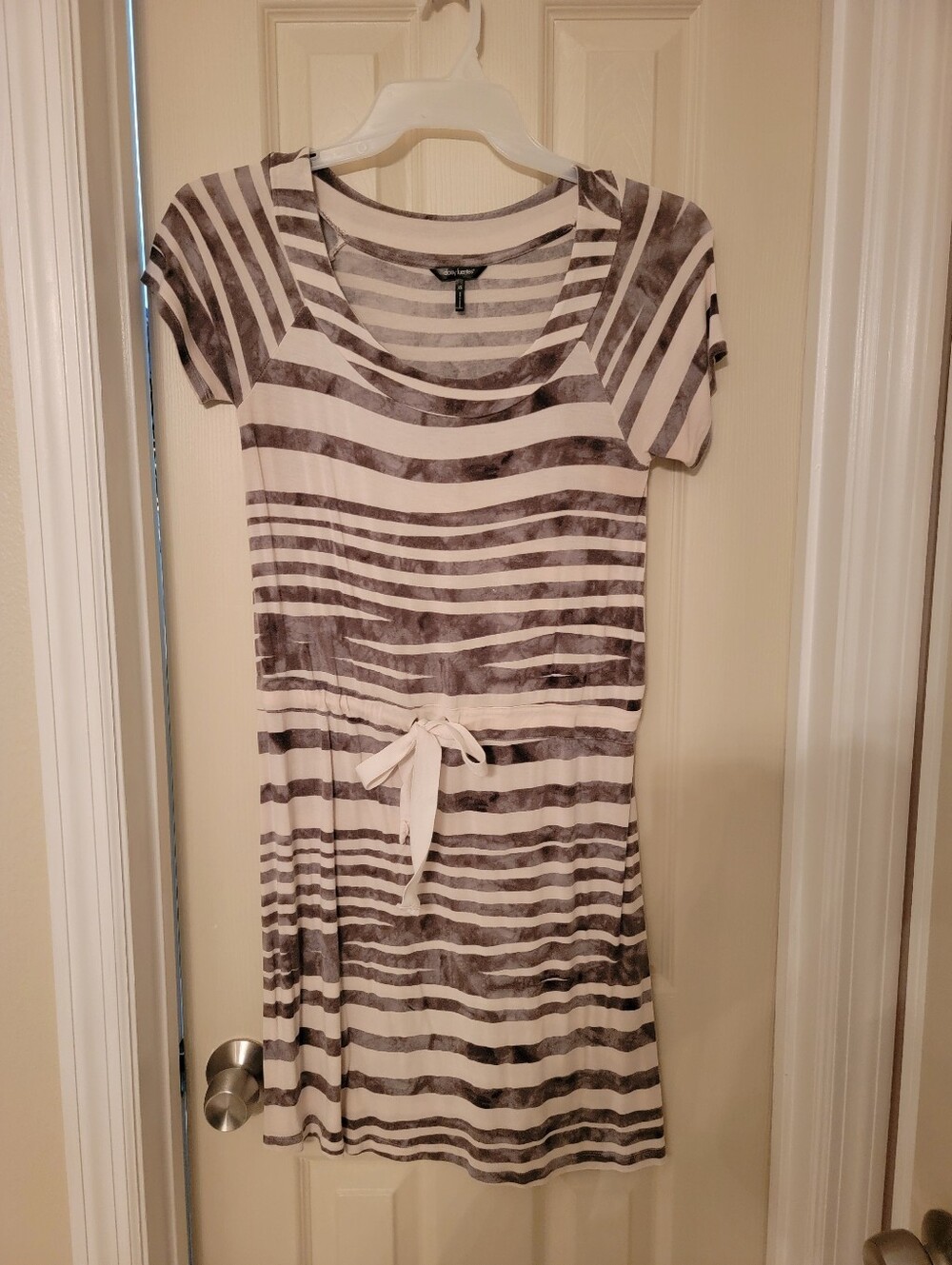 Daisy Fuentes White & Gray Striped Tie-Waist Short Sleeve Tunic